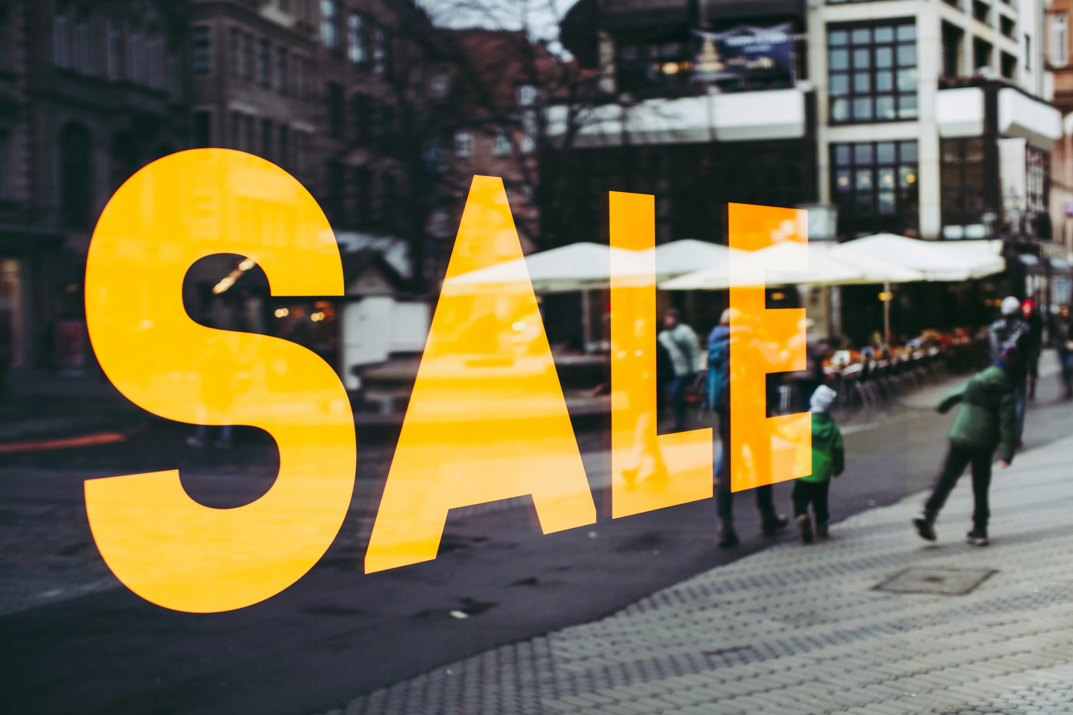 How AI Fleet Dispatching Future-Proofs Distribution Centers for Black Friday Peaks